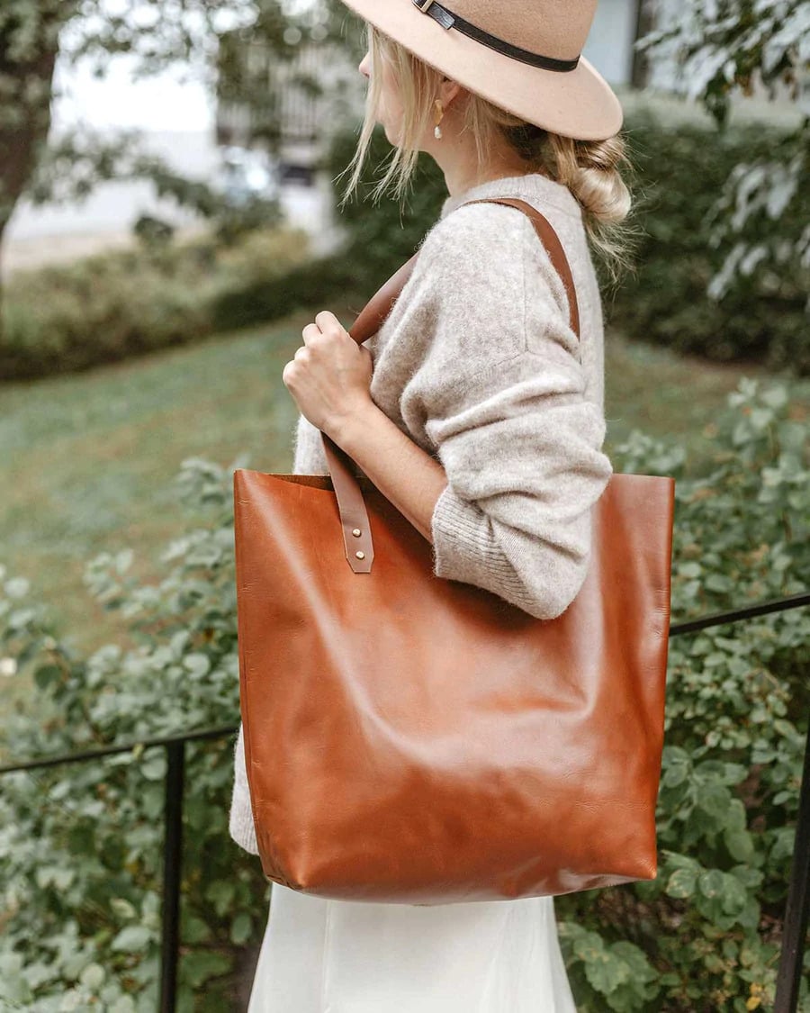 CHUS TIPS HOW TO MIX AND MATCH WITH A LEATHER TOTE BAG